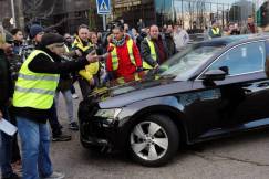 graf3855-madrid-24-01-2019-un-grupo-de-taxistas-ante-un-vehiculo-con-licencia-vtc-a-las-puertas-del-recinto-ferial-de-ifema-donde-se-celebra-la-feria-de-turismo-fitur-durante-el-cuarto-dia-de-huelga-del-sector-del-que-reclama-a-la-administra.jpg