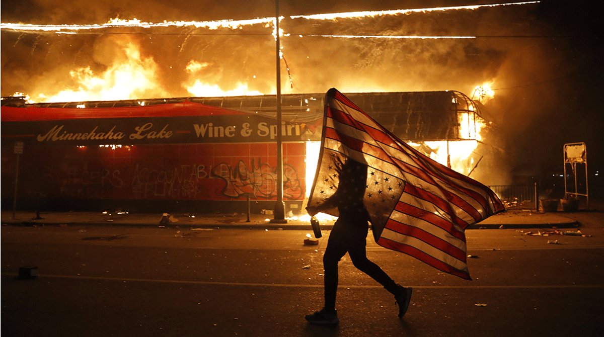 manifestante-porta-una-bandera-estadounidense-reves-junto-edificio-llamas-minneapolis-jueves-mayo-1590861344870-1.jpg